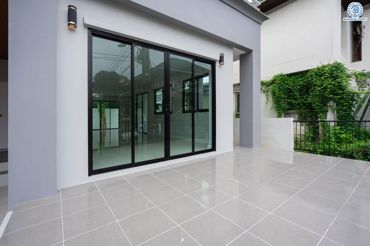 บ้านมือสองตกแต่งใหม่ ม.พิมาน ปิ่นเกล้า-กาญจนาภิเษก เนื้อที่ 64 ตร.ว. ฟังก์ชัน 3 ห้องนอน 4 ห้องน้ำ 1 ห้องแม่บ้าน จอดรถได้ 2 คัน บนทำเลเดินทางสะดวก ติดถนนกาญจนาภิเษก เชื่อมต่อหลายเส้นทาง ใกล้ทางด่วน "กาญจนาภิเษก" รถไฟฟ้า "สถานีหลักสอง" และเดอะมอลล์บางแค...